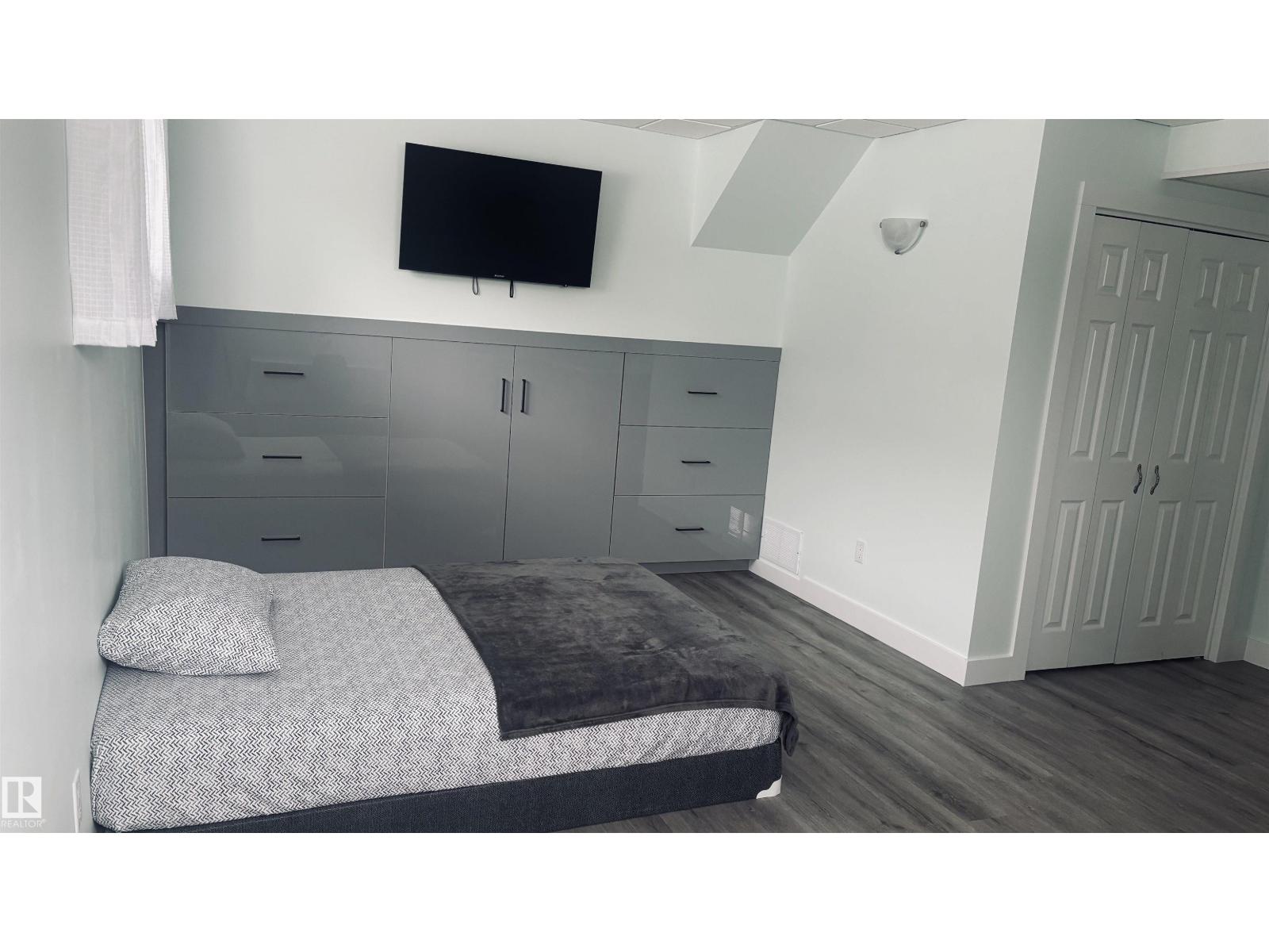 7935 22 AV NW - 22