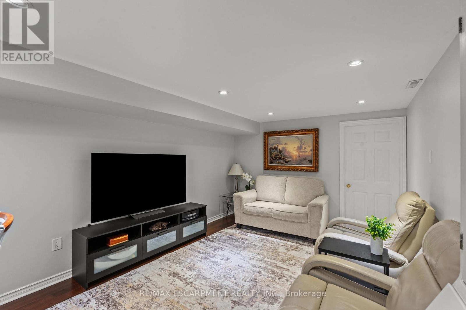 167 BERKINDALE DRIVE - 22