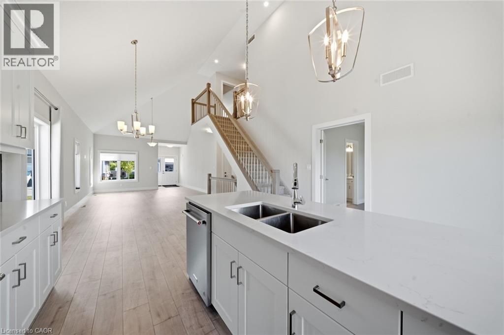 #10 744 NELSON Street W - 18