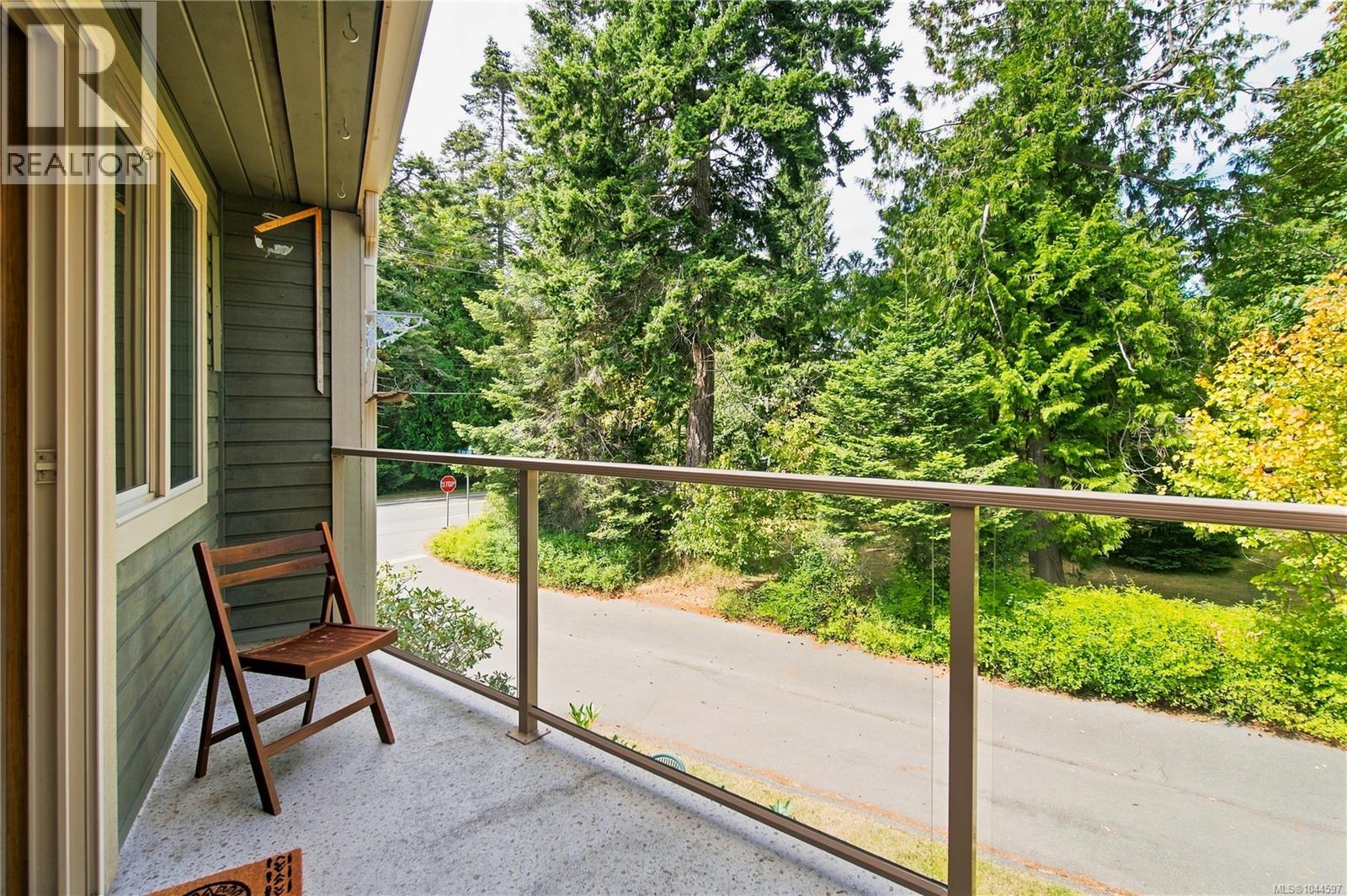 #202 3295 Island Hwy W - 25