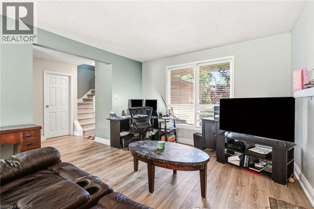4 EILEEN Street - 11