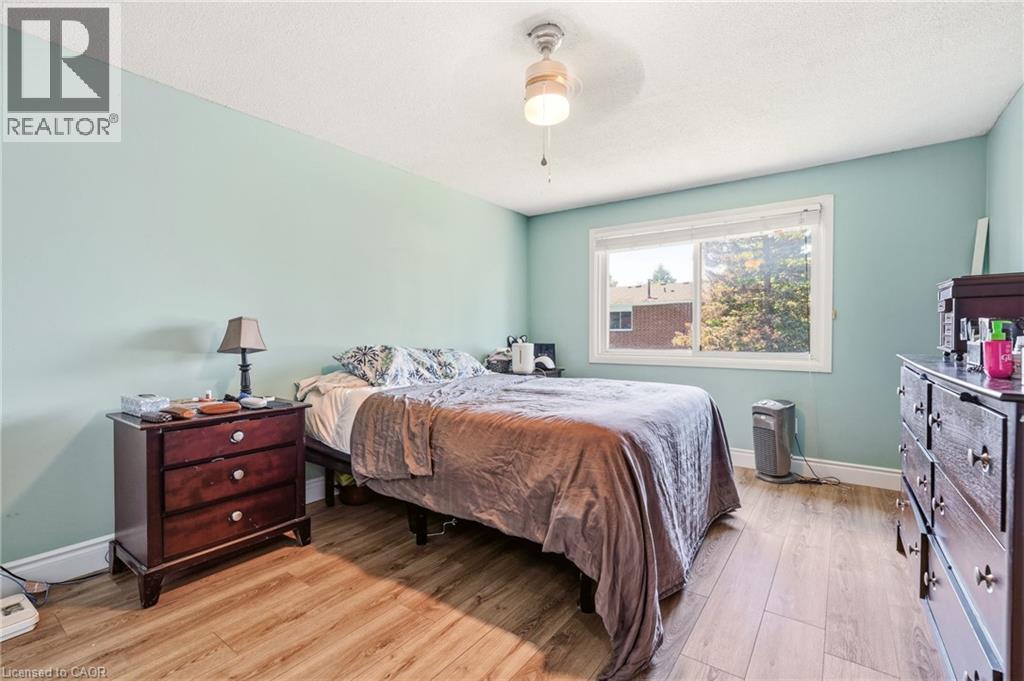 4 EILEEN Street - 27