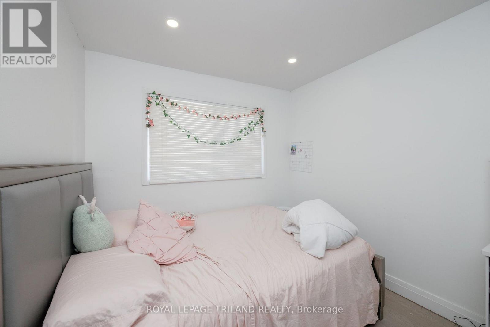 #43 711 OSGOODE DRIVE - 24