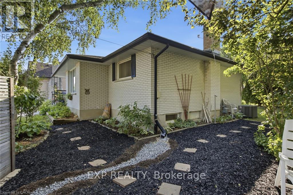 11 SUMMIT CRESCENT - 42