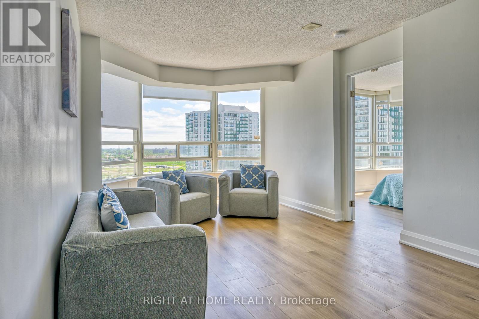 #1408 50 KINGSBRIDGE GARDEN CIRCLE - 24