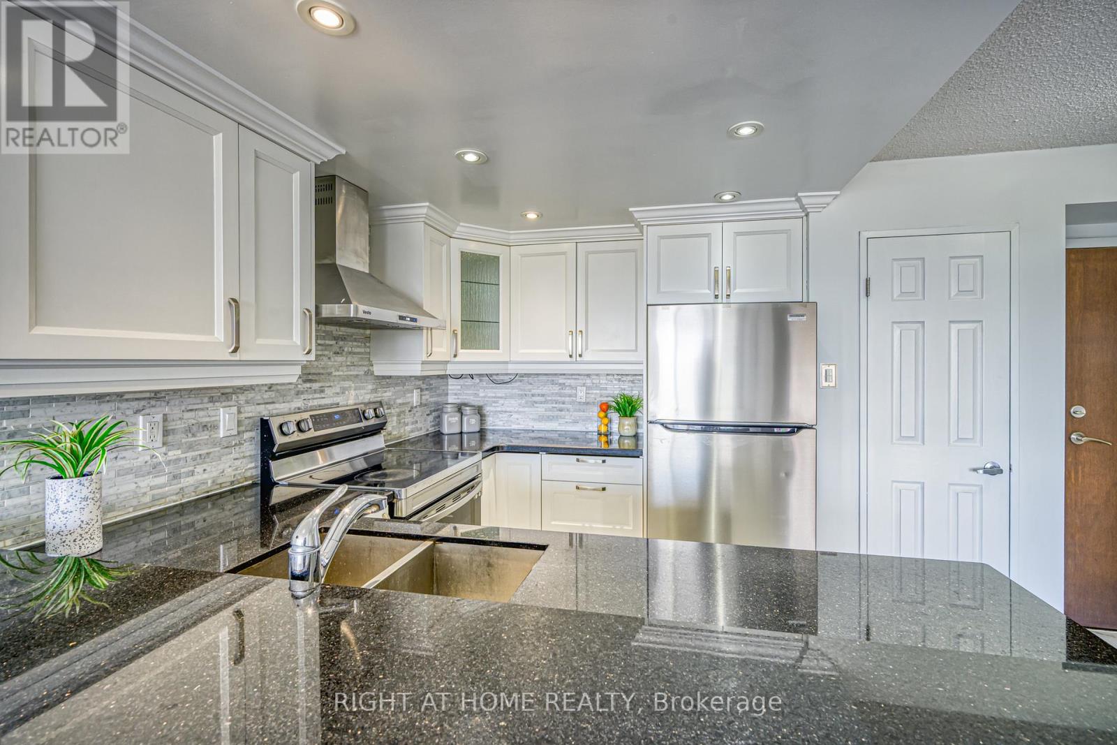 #1408 50 KINGSBRIDGE GARDEN CIRCLE - 6