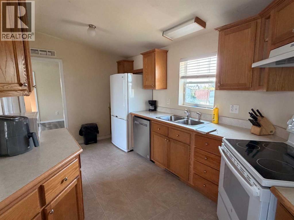 18, 1609 14 Street - 16