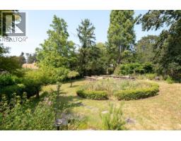 950 Dunn Ave, Saanich, BC V8X2Z4 Photo 36
