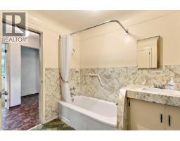 950 Dunn Ave, Saanich, BC V8X2Z4 Photo 19