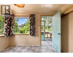 Bathroom - 950 Dunn Ave, Saanich, BC V8X2Z4 Photo 8