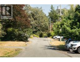 950 Dunn Ave, Saanich, BC V8X2Z4 Photo 37