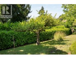950 Dunn Ave, Saanich, BC V8X2Z4 Photo 34