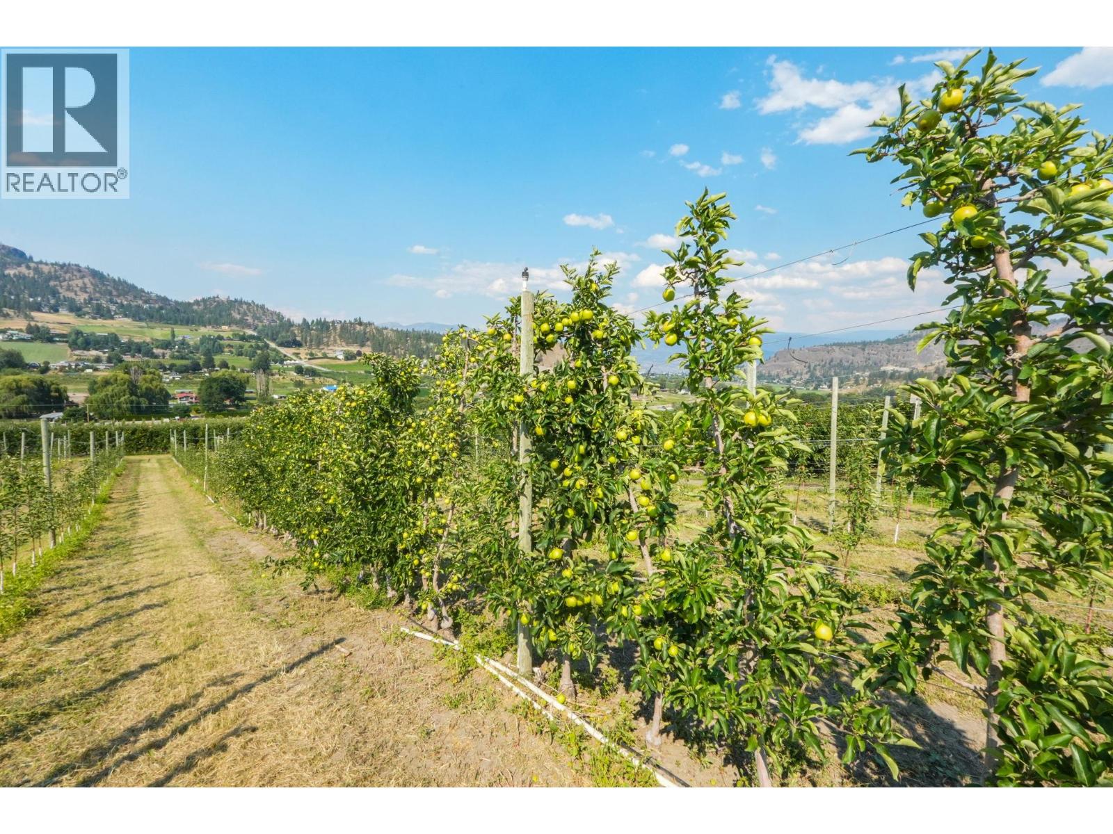 9827 Gillard Avenue, Summerland