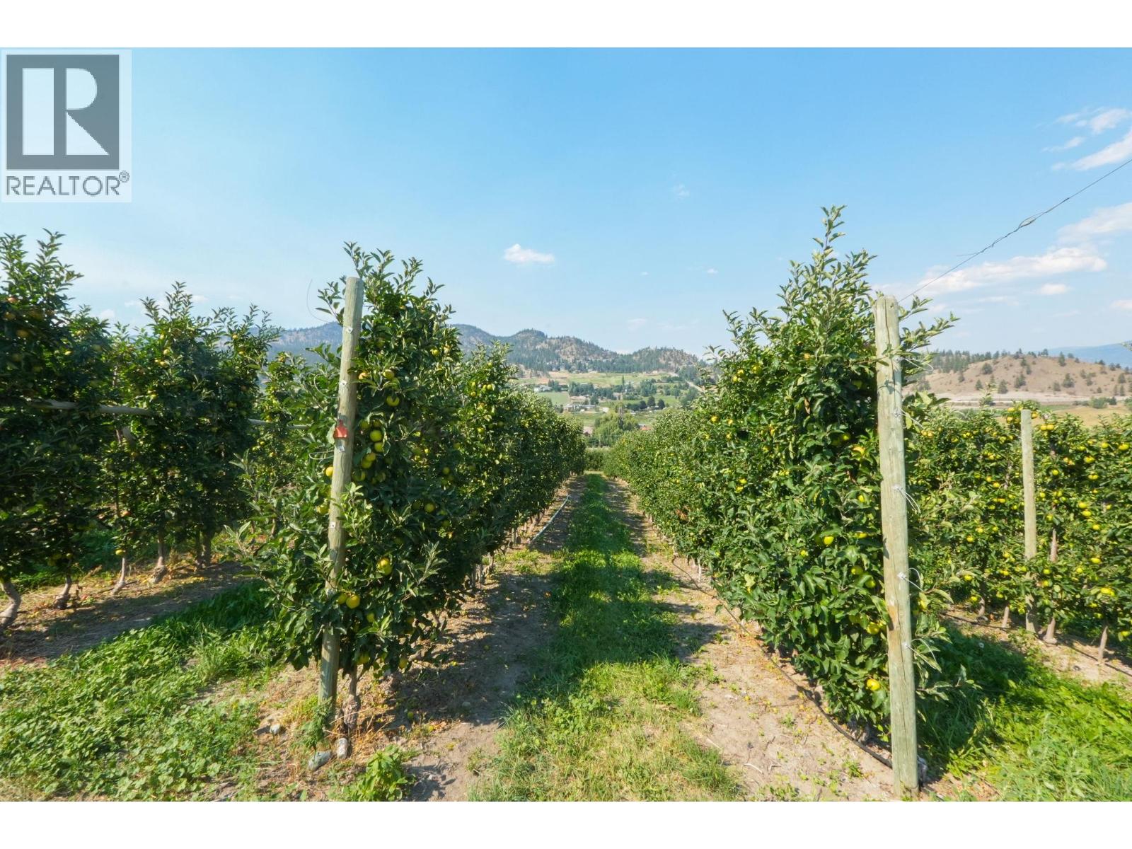 9827 Gillard Avenue, Summerland