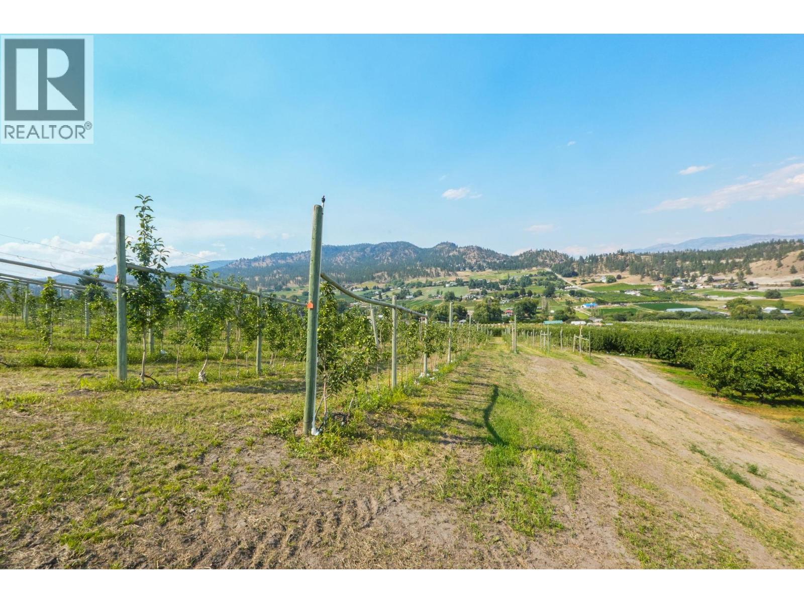 9827 Gillard Avenue, Summerland