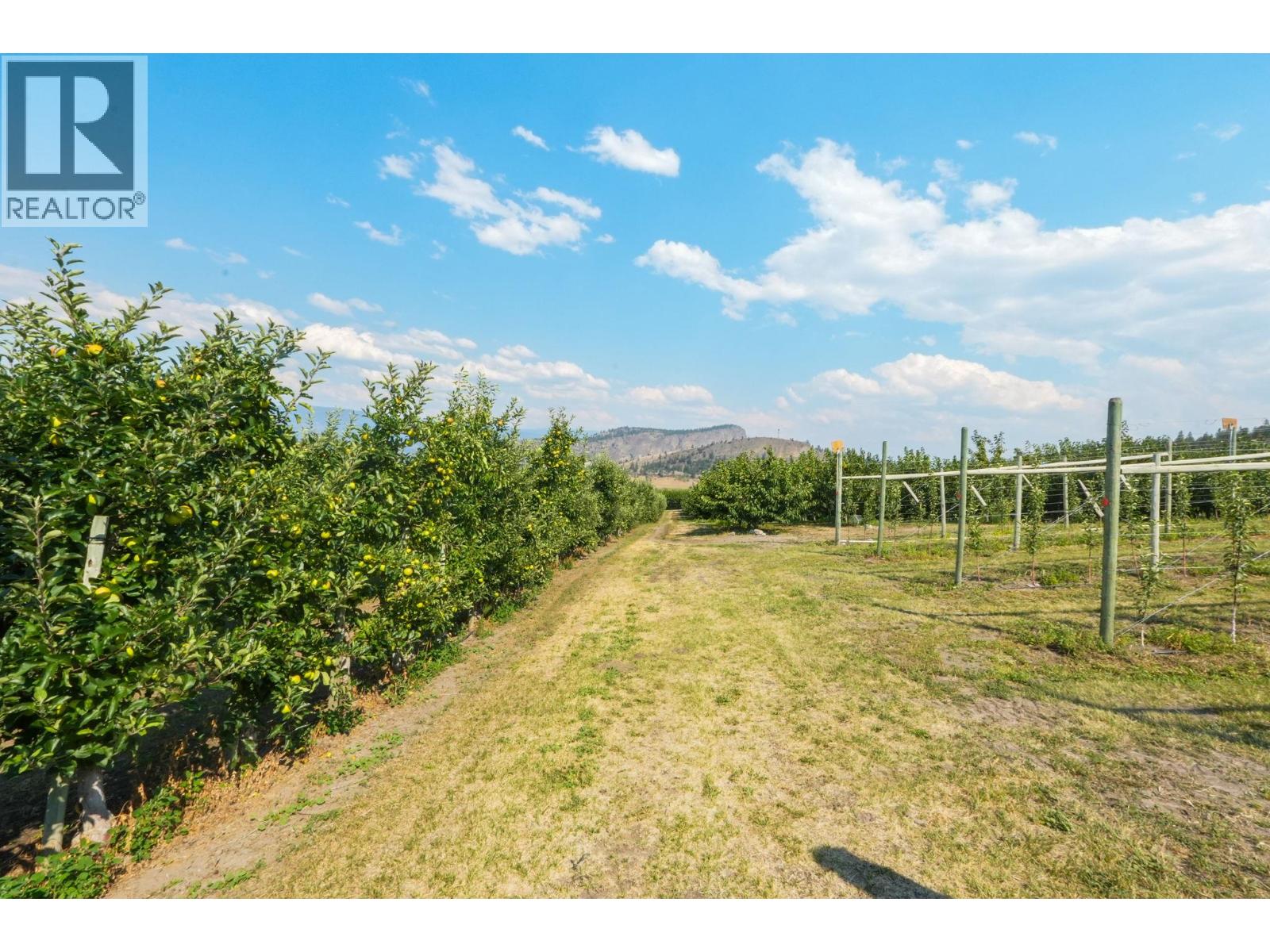 9827 Gillard Avenue, Summerland