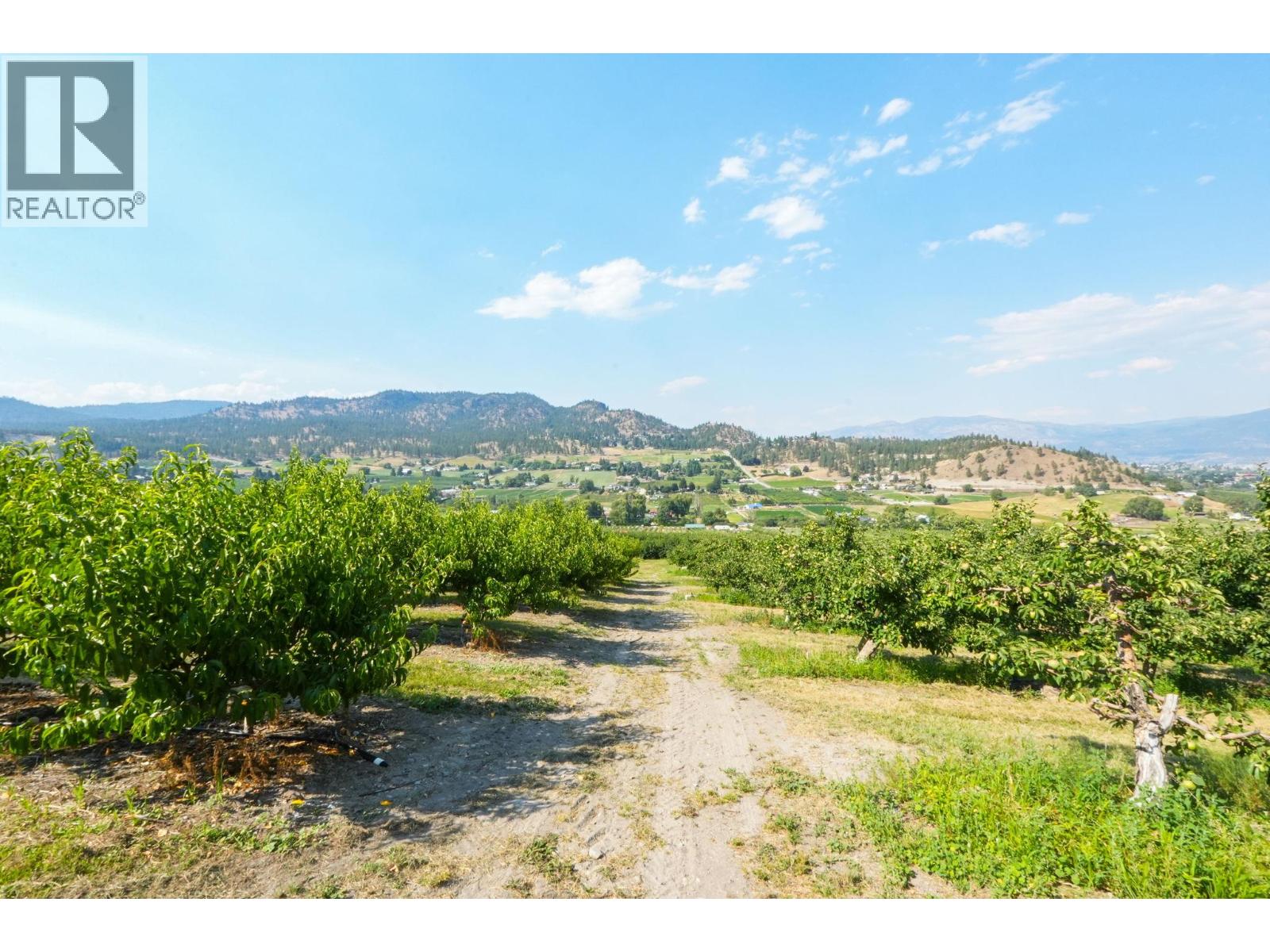 9827 Gillard Avenue, Summerland