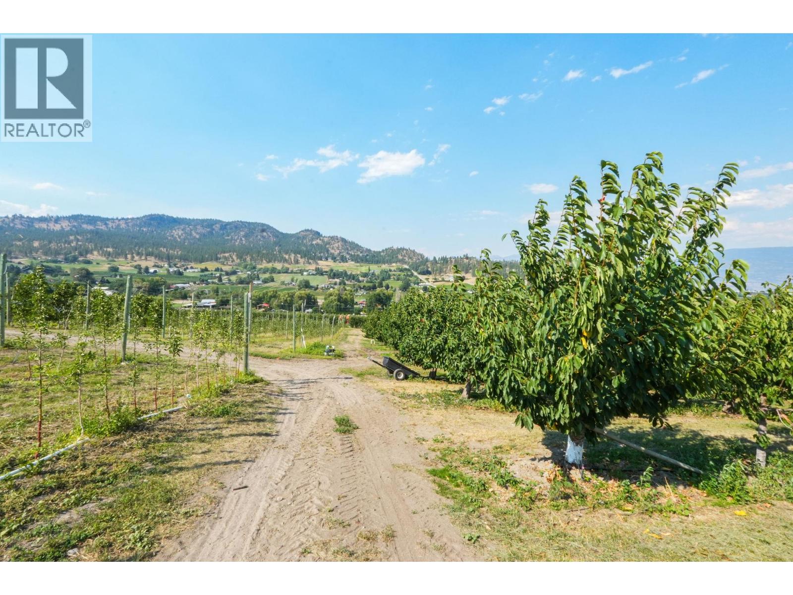 9827 Gillard Avenue, Summerland