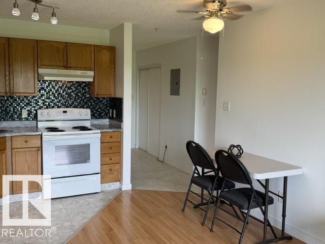 #210 70 WOODSMERE CL - 3