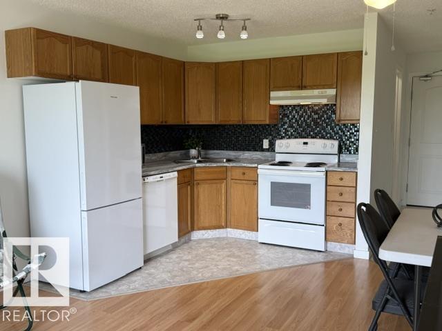 #210 70 WOODSMERE CL - 2
