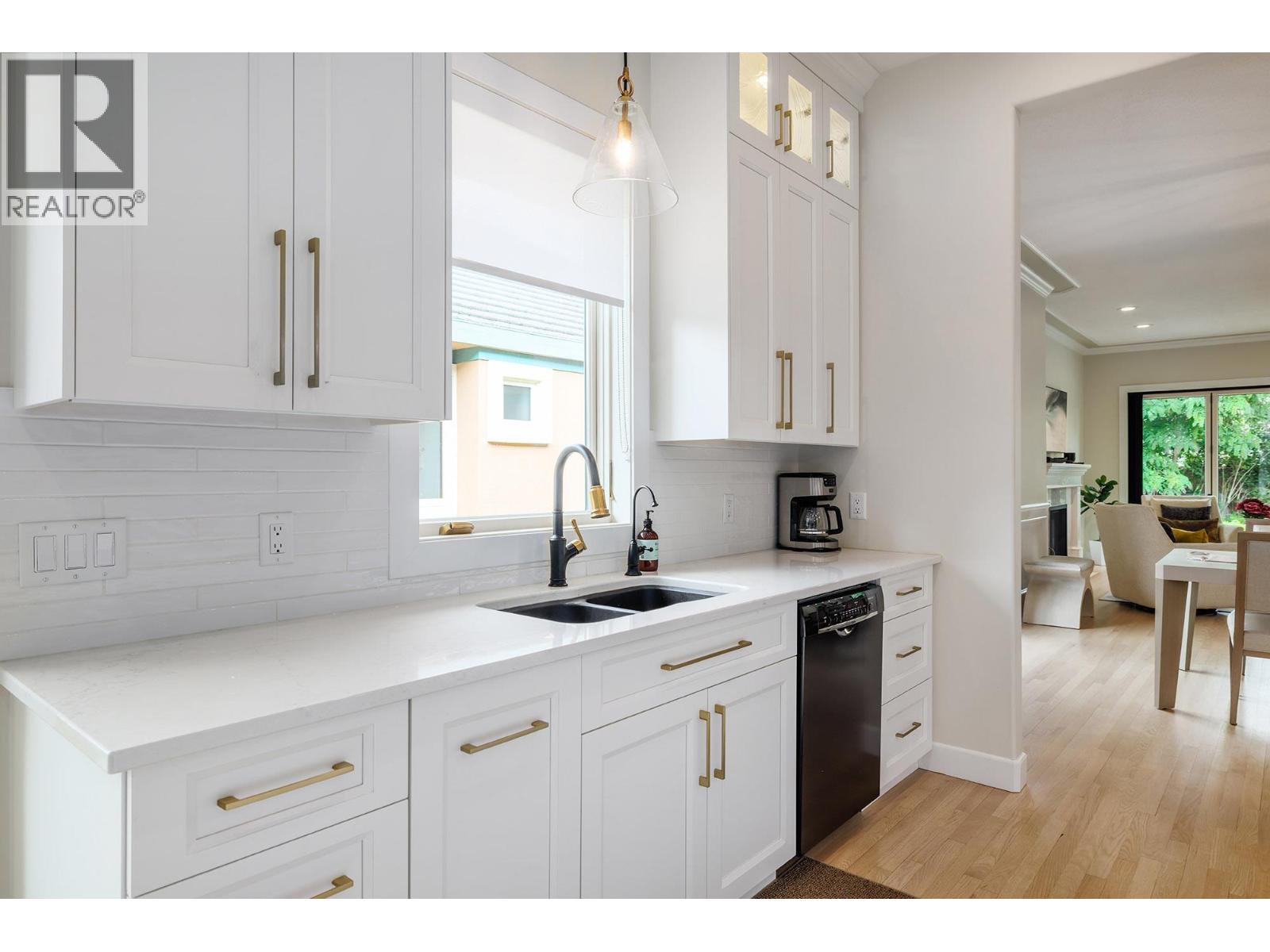 #4 2368 Abbott Street - 11