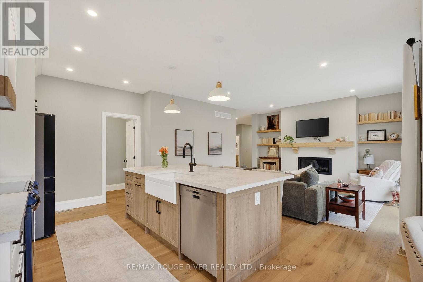 4 - 1000 D'ARCY STREET - 16