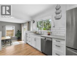 1685 Midgard Ave, Saanich, BC V8P2Y4 Photo 13