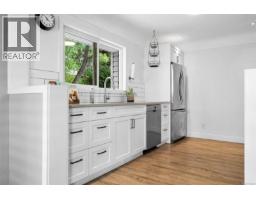 1685 Midgard Ave, Saanich, BC V8P2Y4 Photo 14