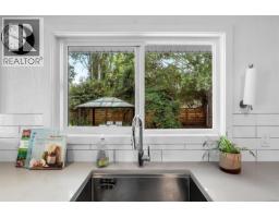 1685 Midgard Ave, Saanich, BC V8P2Y4 Photo 17