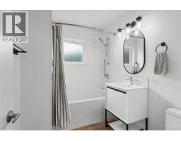1685 Midgard Ave, Saanich, BC V8P2Y4 Photo 18