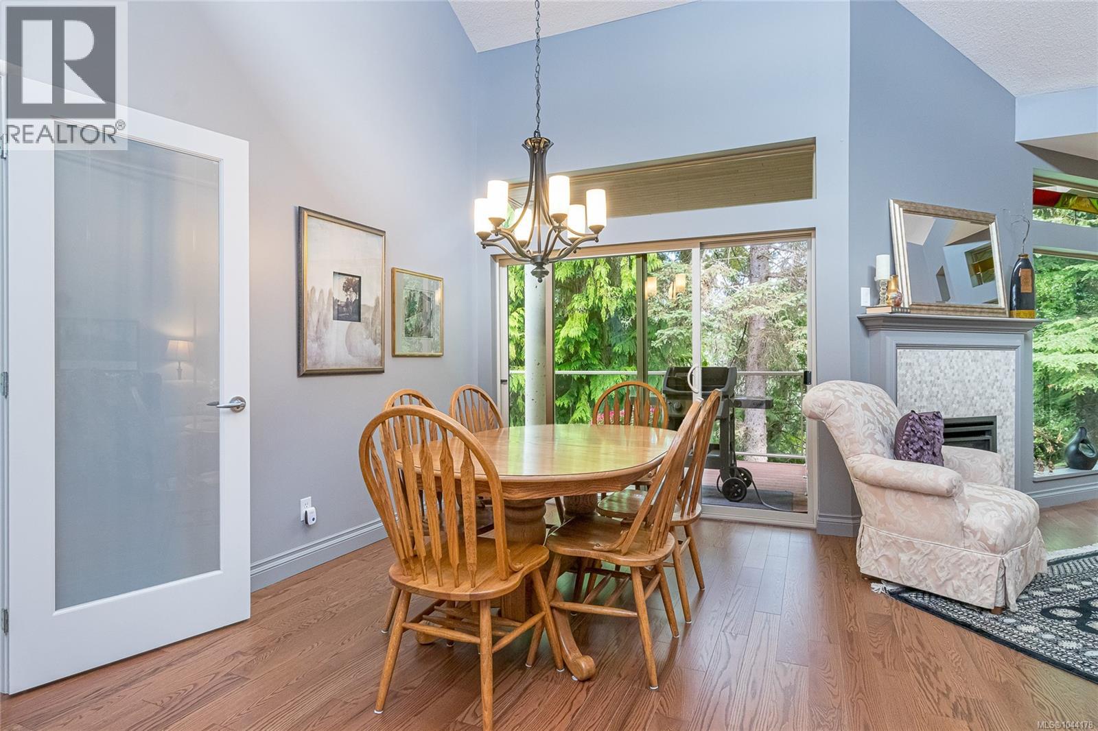 888 Lakes Blvd - Image 12