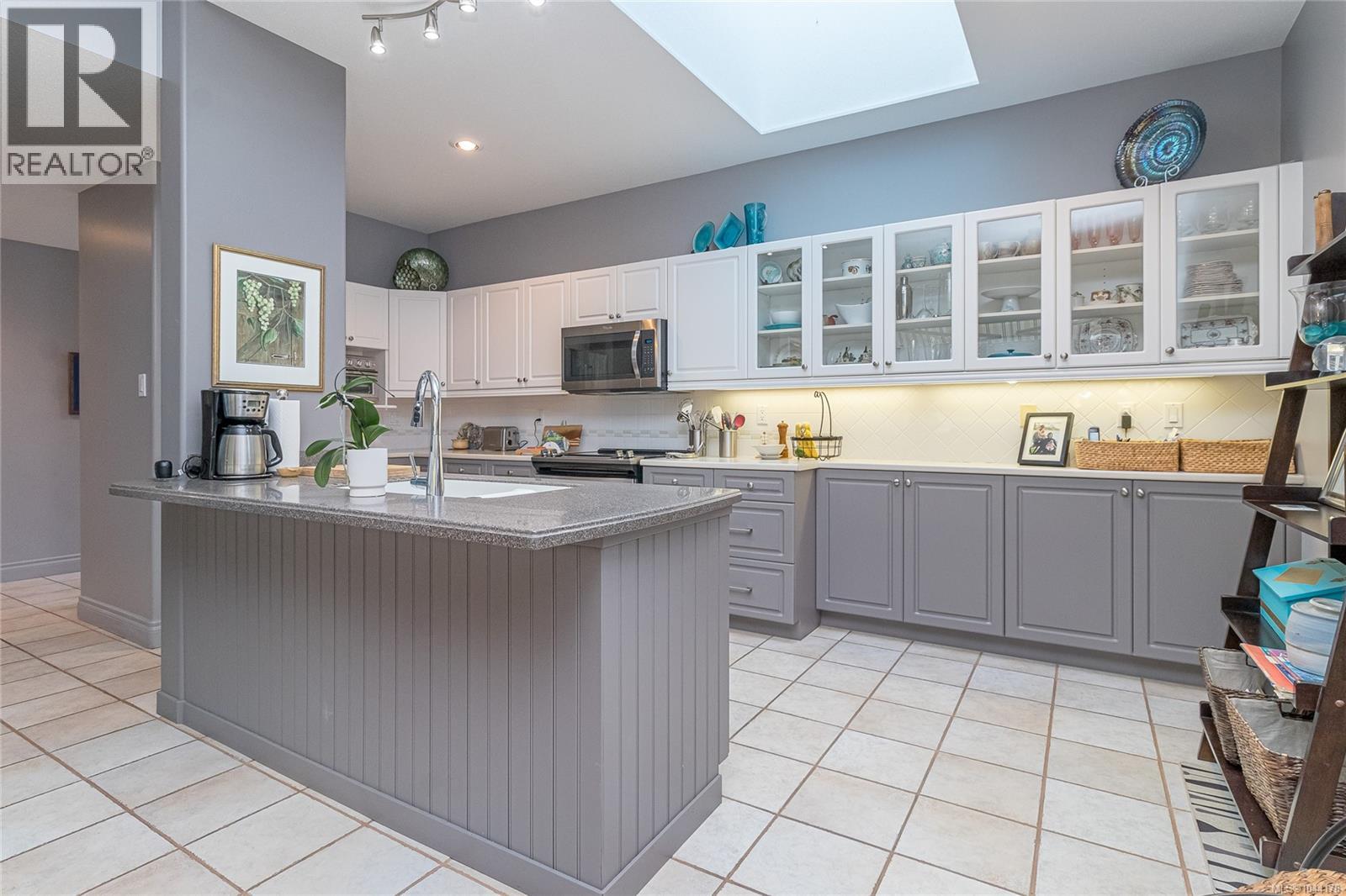 888 Lakes Blvd - Image 15