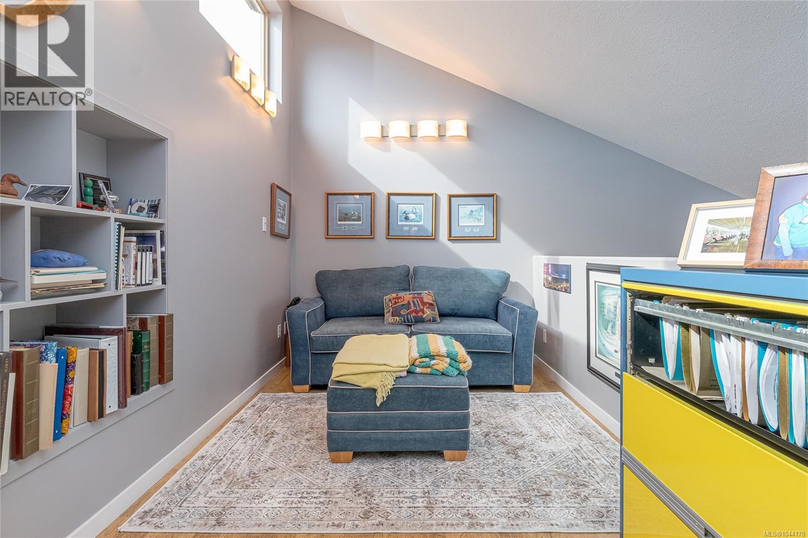 888 Lakes Blvd - Image 32