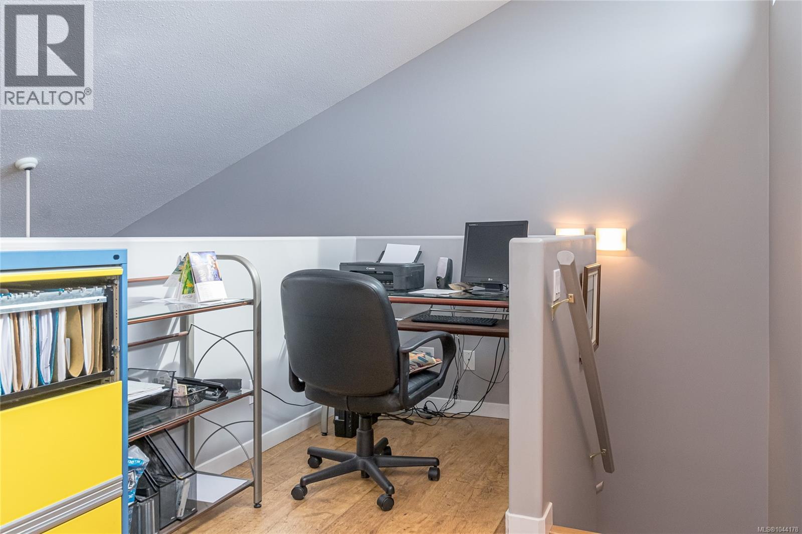 888 Lakes Blvd - Image 33