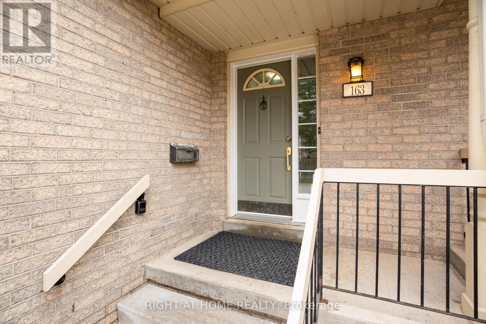 #163 302 COLLEGE AVENUE W - 2