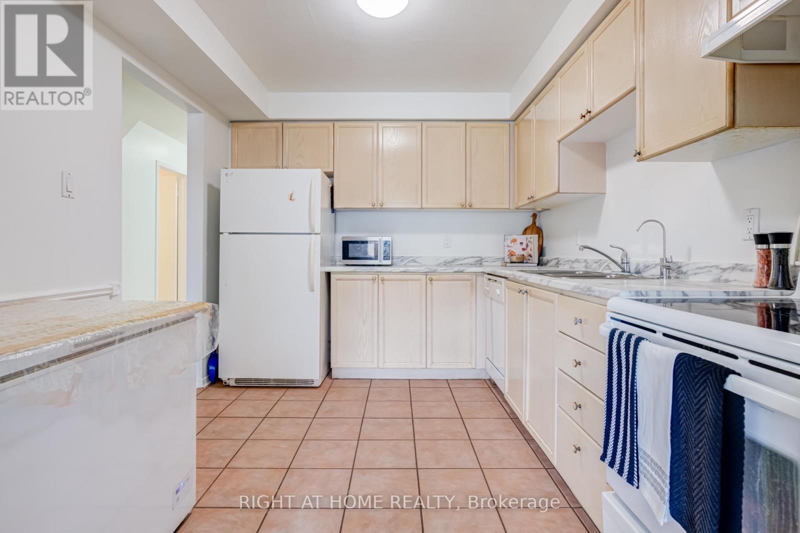 #163 302 COLLEGE AVENUE W - 6