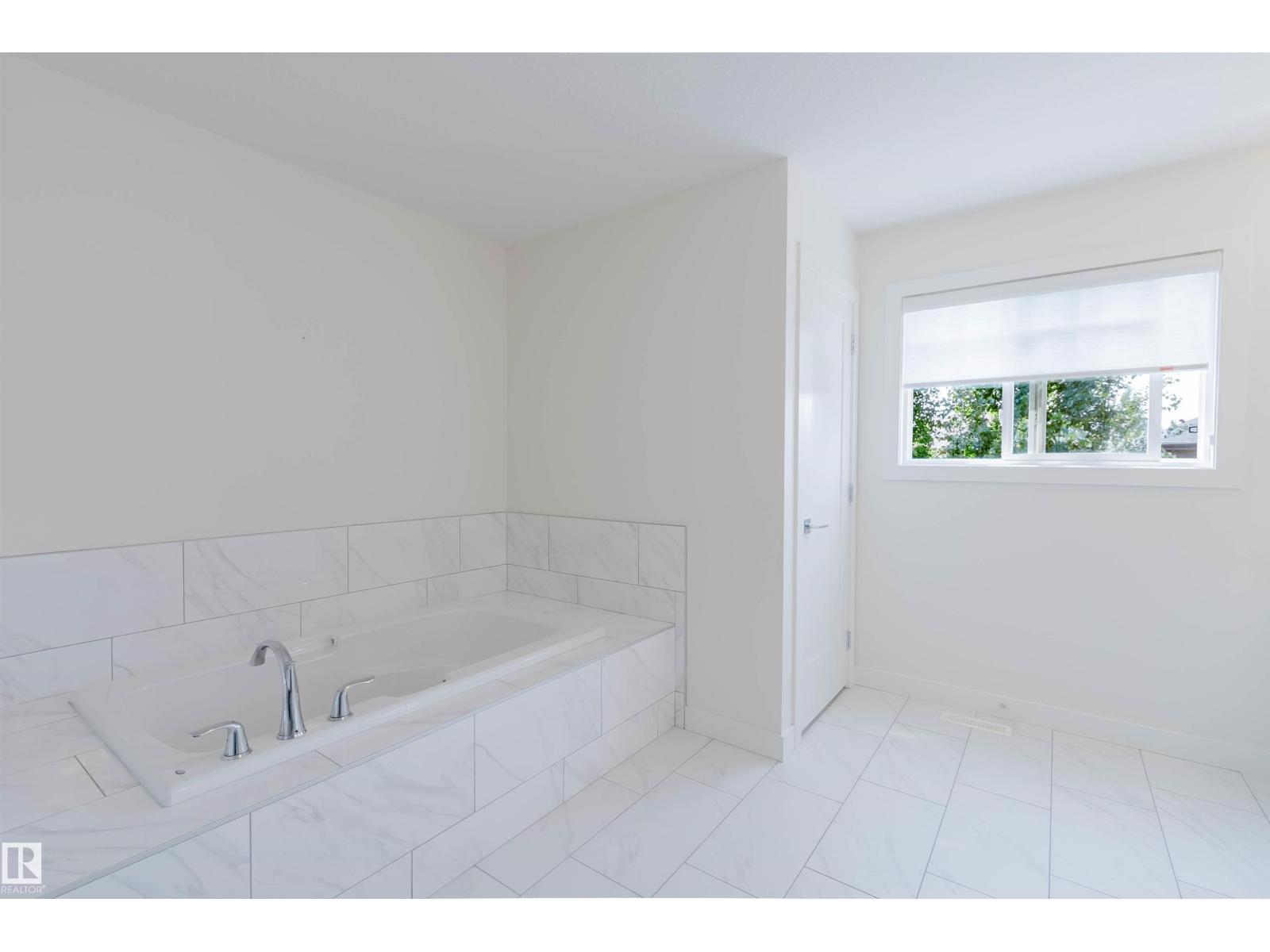 1504 AINSLIE PL SW - 39