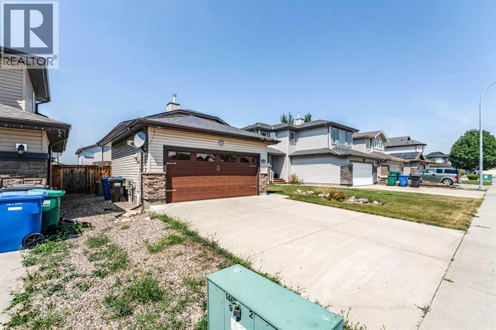 414 Gateway Crescent S - 2