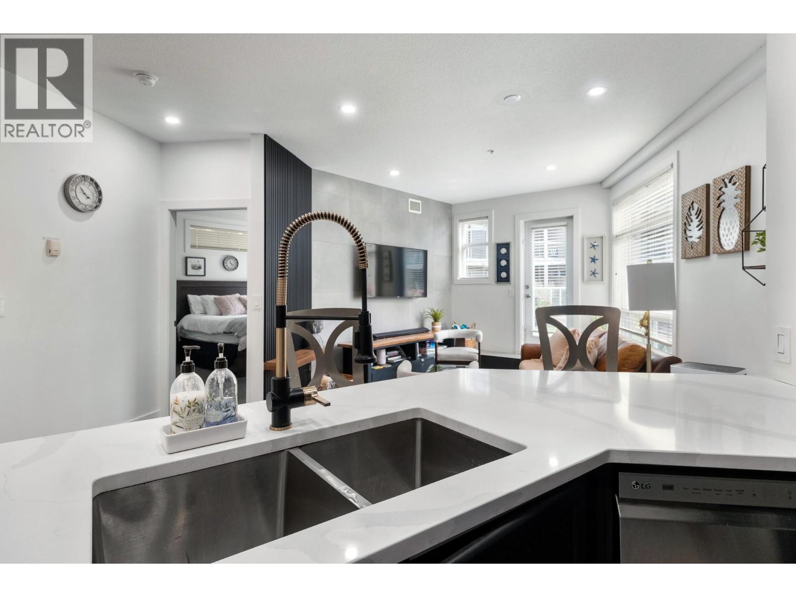 352 1088 Sunset Drive, Kelowna
