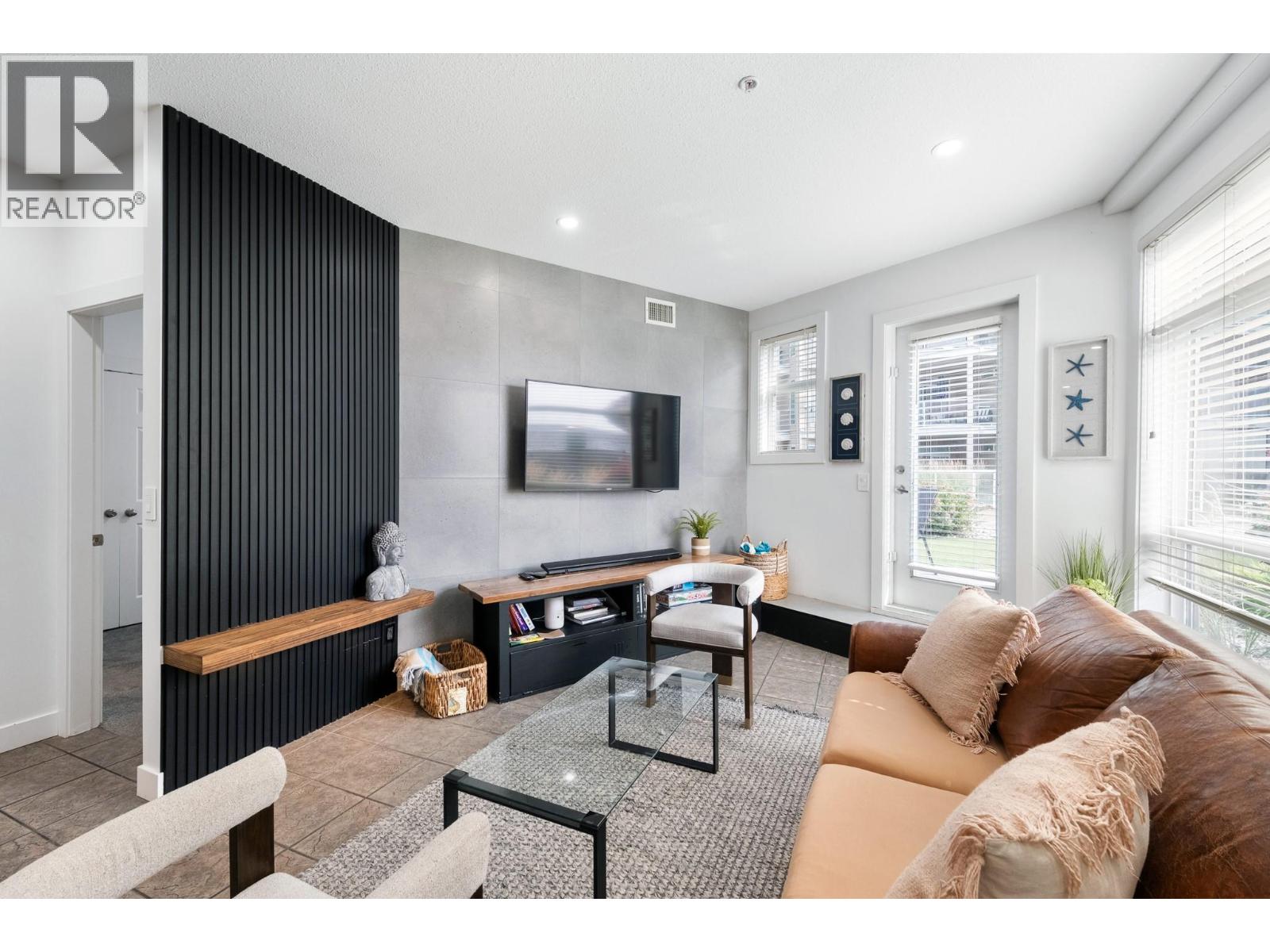 352 1088 Sunset Drive, Kelowna