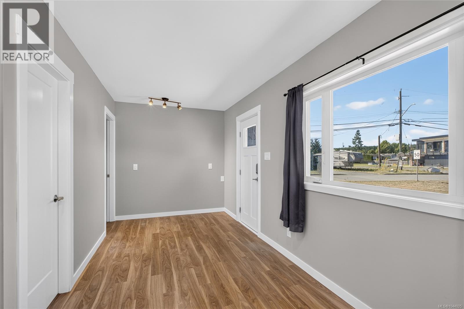 3584 Island Hwy - 55