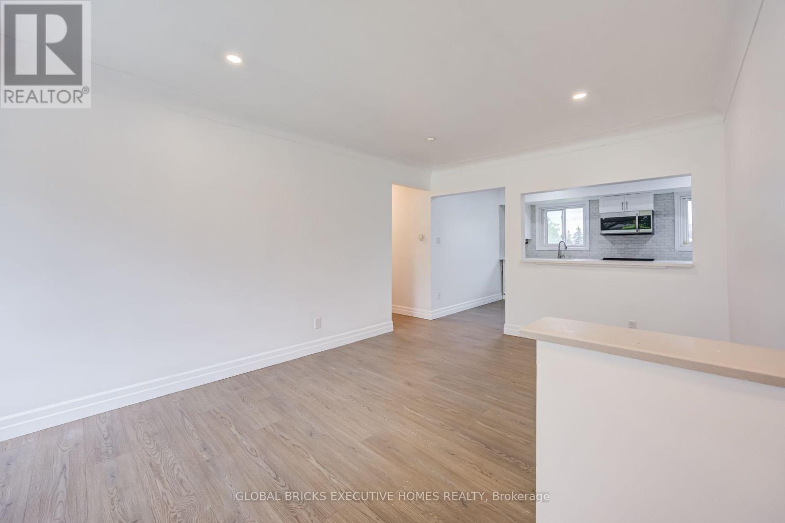 100 LAURIS AVENUE — photo 2
