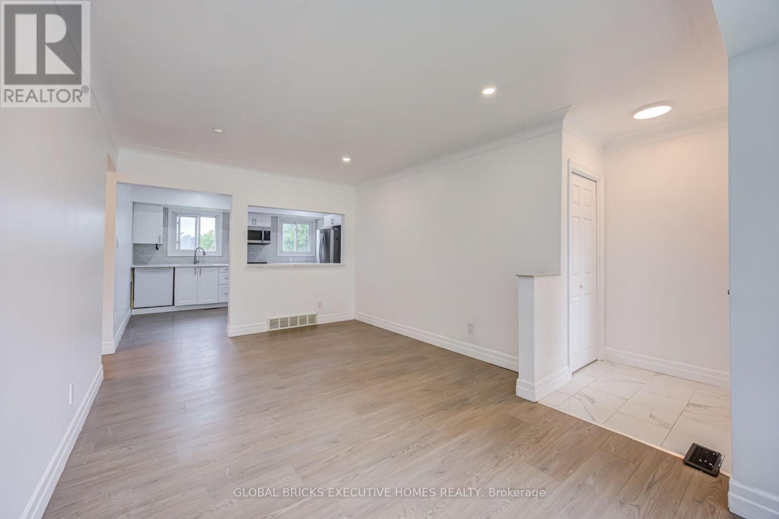 100 LAURIS AVENUE — photo 3