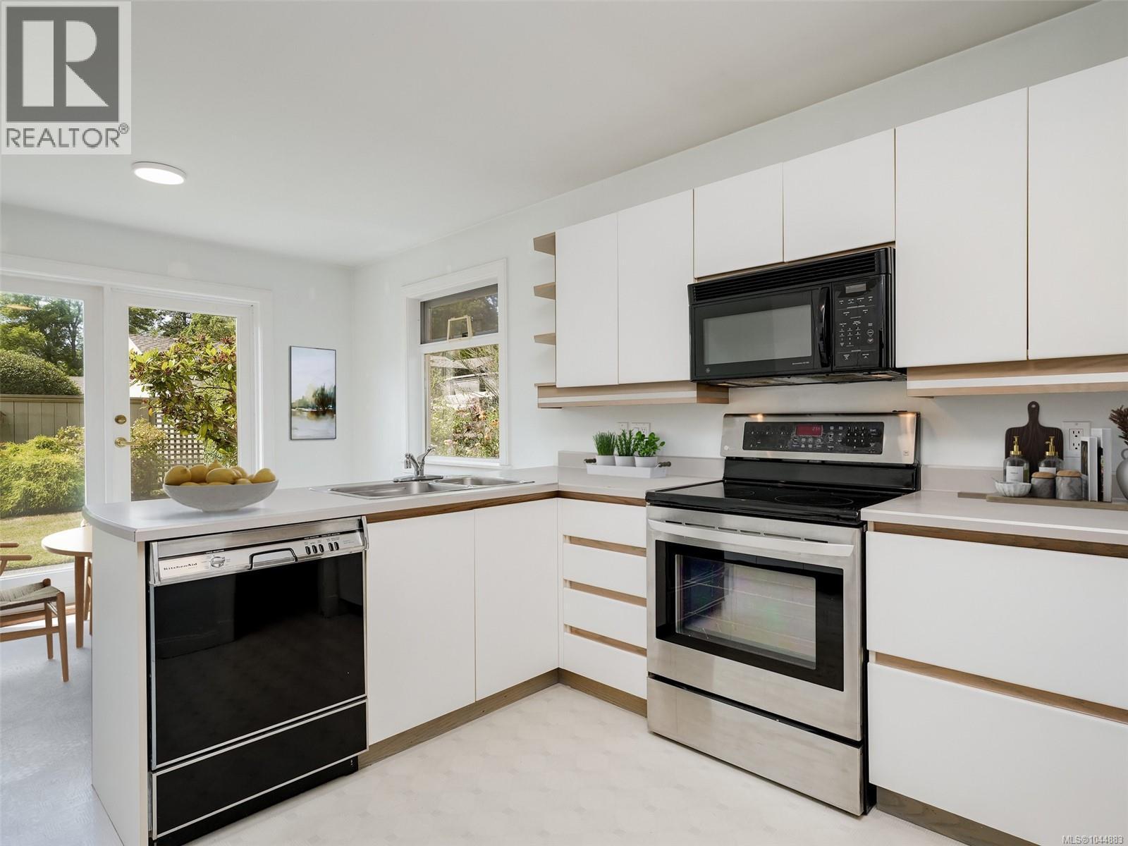 #6 735 Moss St - 10