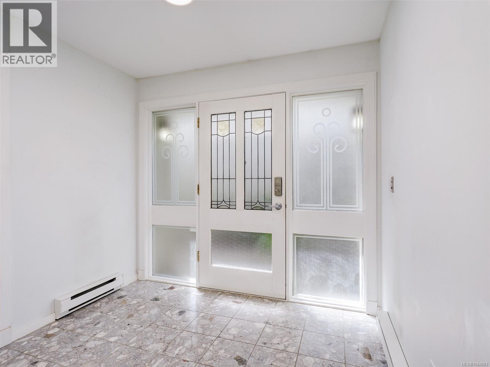 #6 735 Moss St - 11