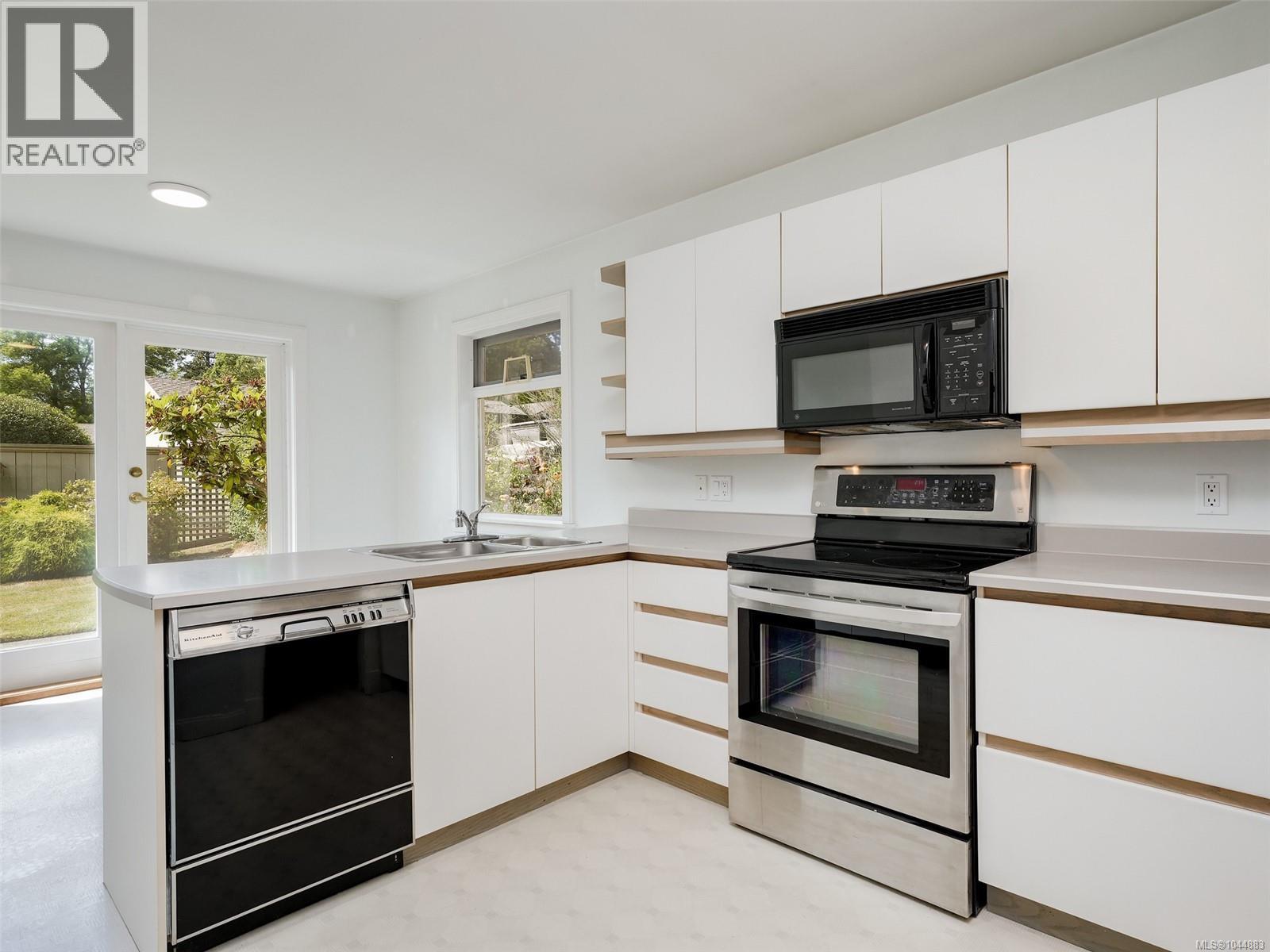 #6 735 Moss St - 18