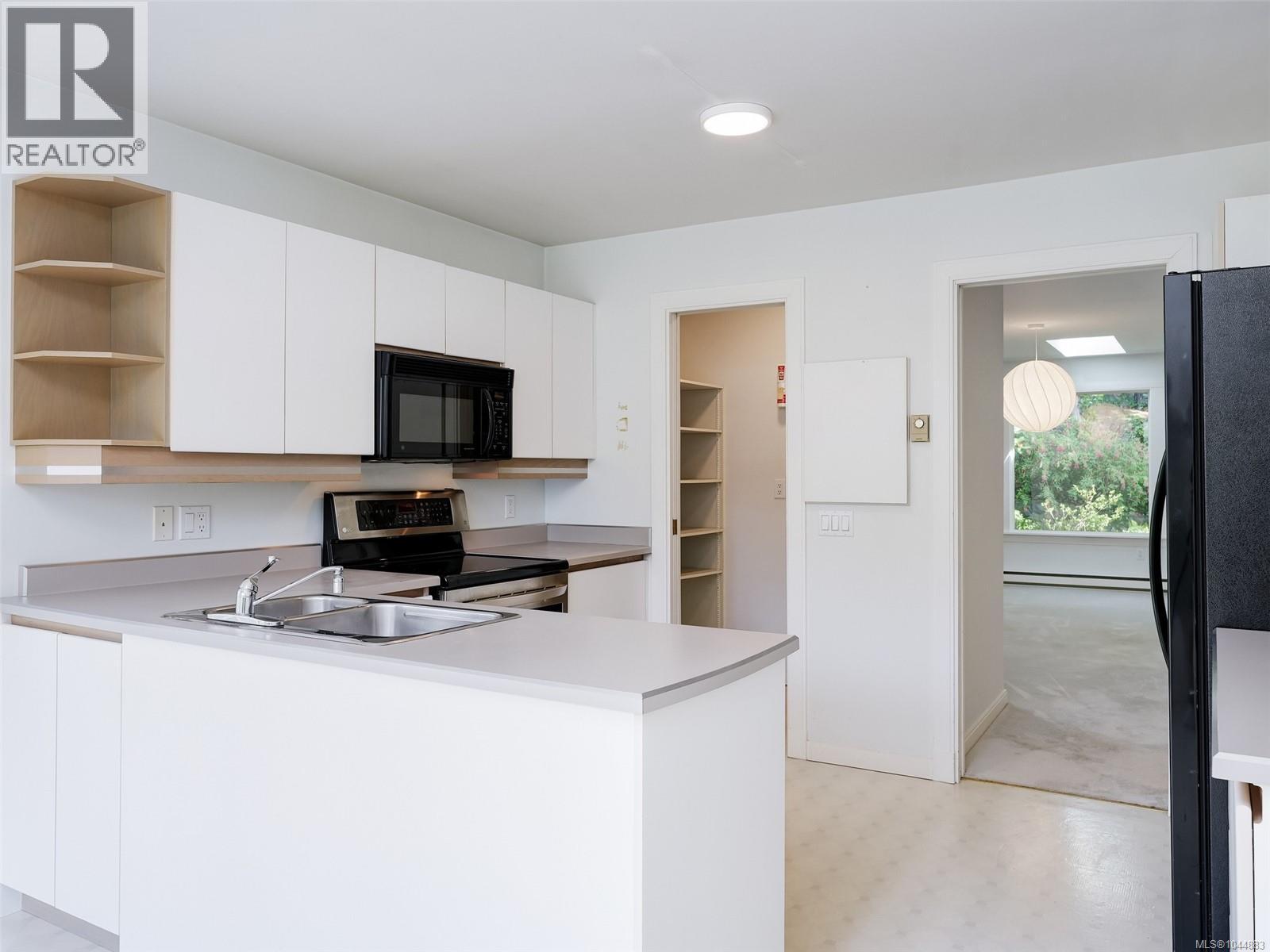 #6 735 Moss St - 19