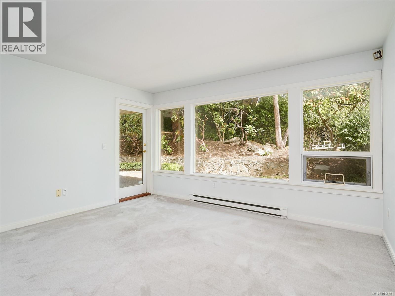 #6 735 Moss St - 22