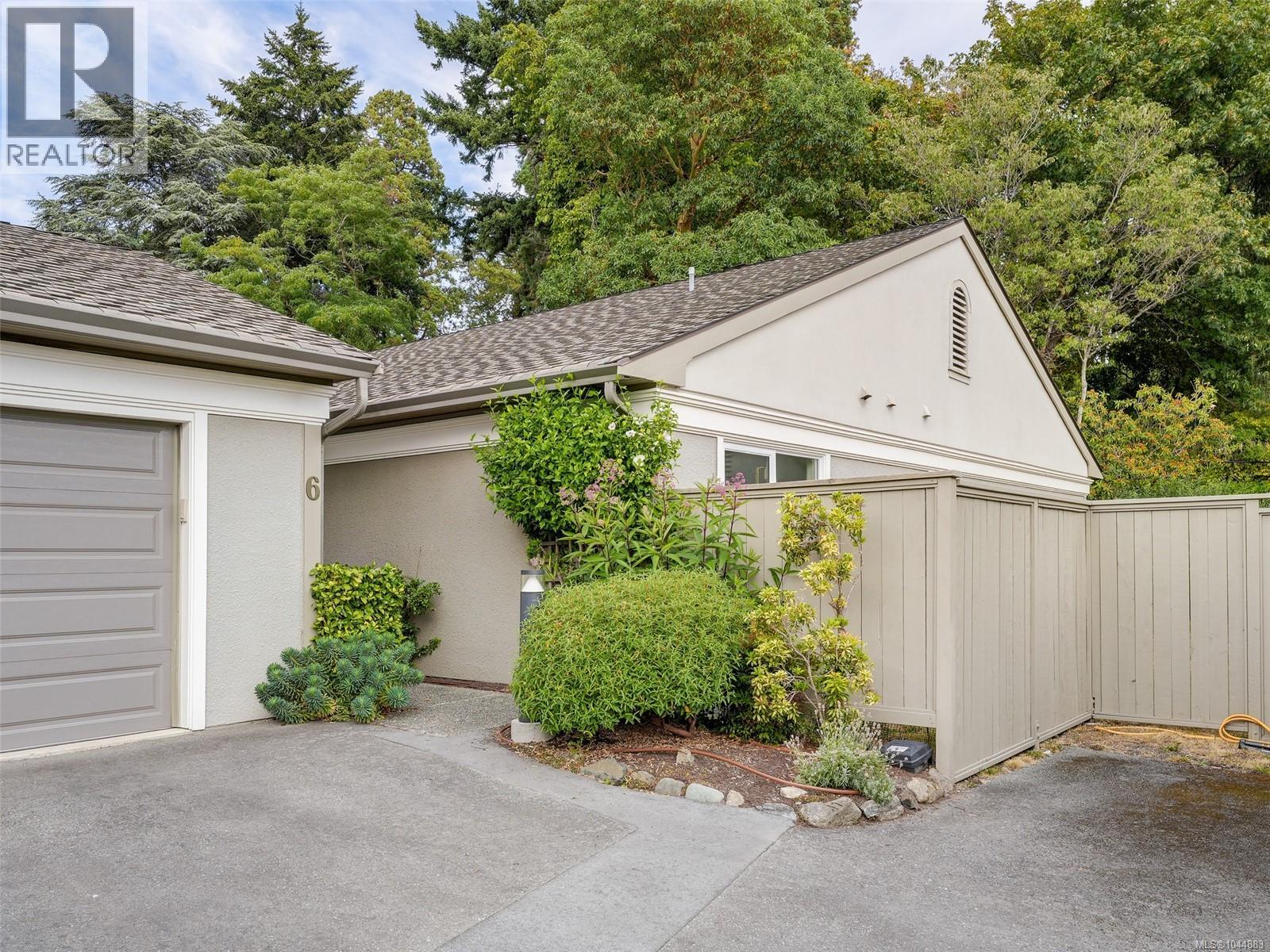 #6 735 Moss St - 29