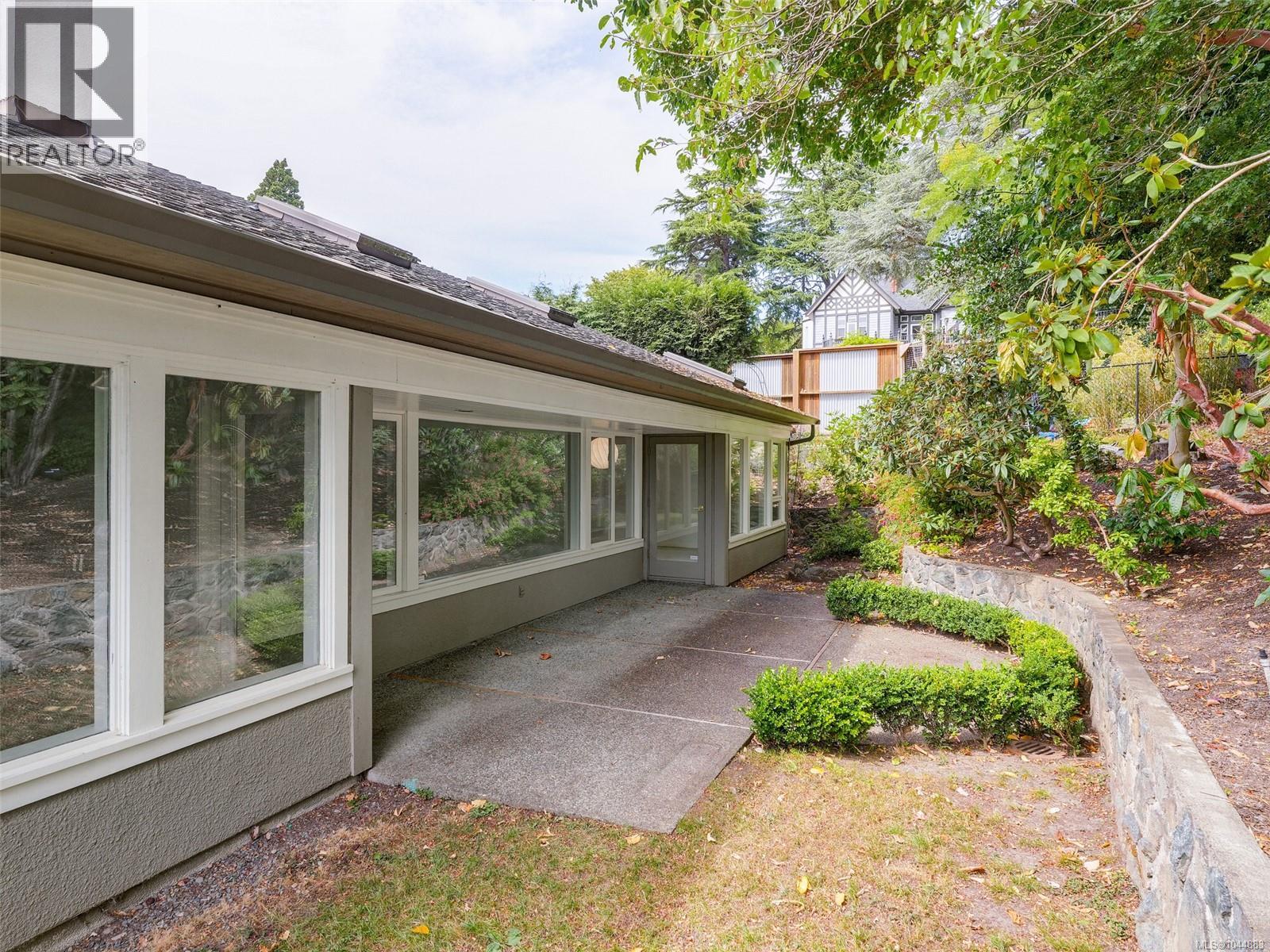 #6 735 Moss St - 3
